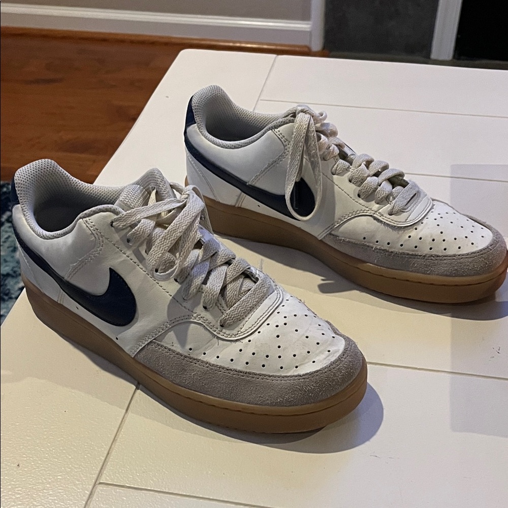 Nike Men's White and Navy Sneakers with Gum Sole